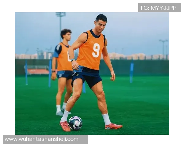 C罗的日常生活揭秘:训练、饮食与家庭生活的完美平衡 C罗的日常生活揭秘:训练、饮食与家庭生活的完美平衡