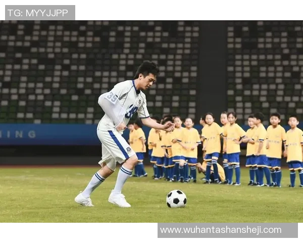 《与球星同行:足球世界中的传奇邂逅与精彩瞬间》 《与球星同行:足球世界中的传奇邂逅与精彩瞬间》