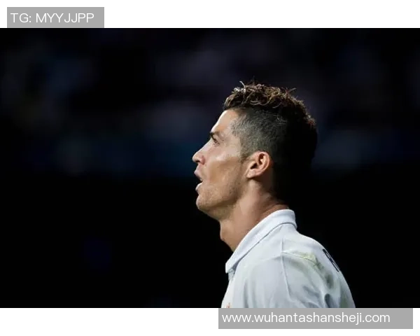 《荣耀绿茵场足坛巨星风采尽显激昂瞬间足球壁纸》 《荣耀绿茵场足坛巨星风采尽显激昂瞬间足球壁纸》