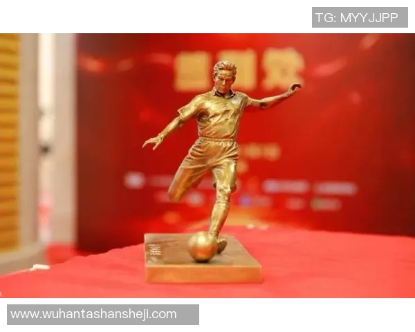 传奇谢幕足球巨星退役盛典见证荣耀与泪水的难忘时刻 传奇谢幕足球巨星退役盛典见证荣耀与泪水的难忘时刻