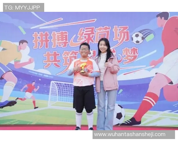 绿茵场上激情四射球星携手青少年共同见证足球训练时刻