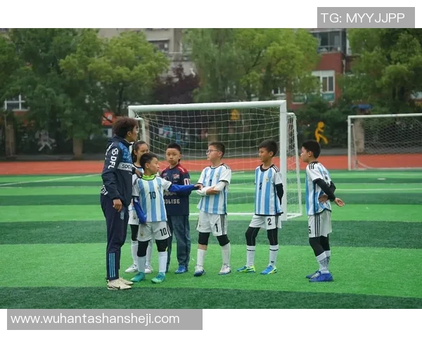 足球明星与孩子们的温馨时光：亲子互动瞬间的精彩捕捉